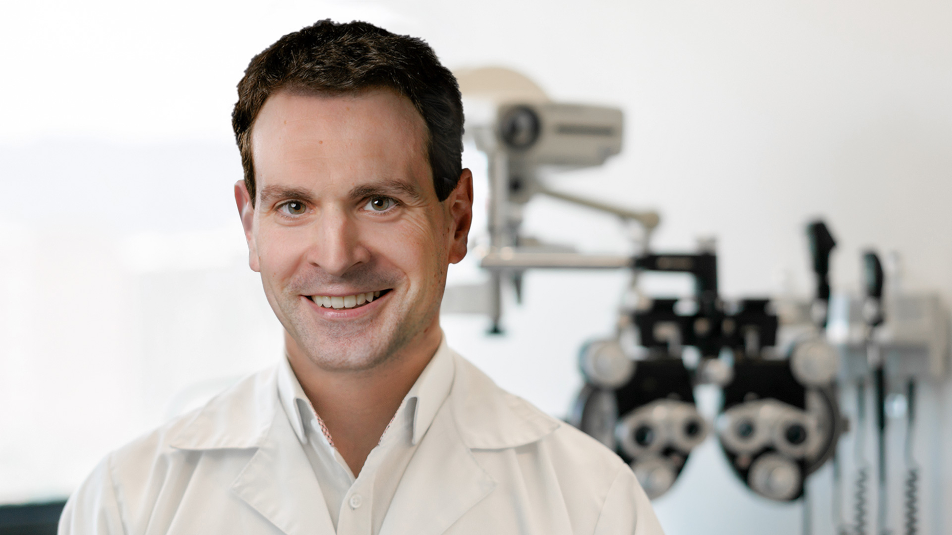 Als Augenarzt in Nürnberg praktiziert Dr. Stefan El-Gayar in seiner modernen Augenarztpraxis am Hefnersplatz 1 in der Innenstadt